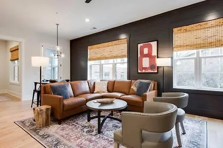 Stylish Condo Near Vanderbilt And Broadway